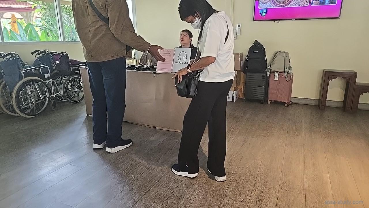 受付でオーディオガイドを借りる様子（カウンター前の利用者）