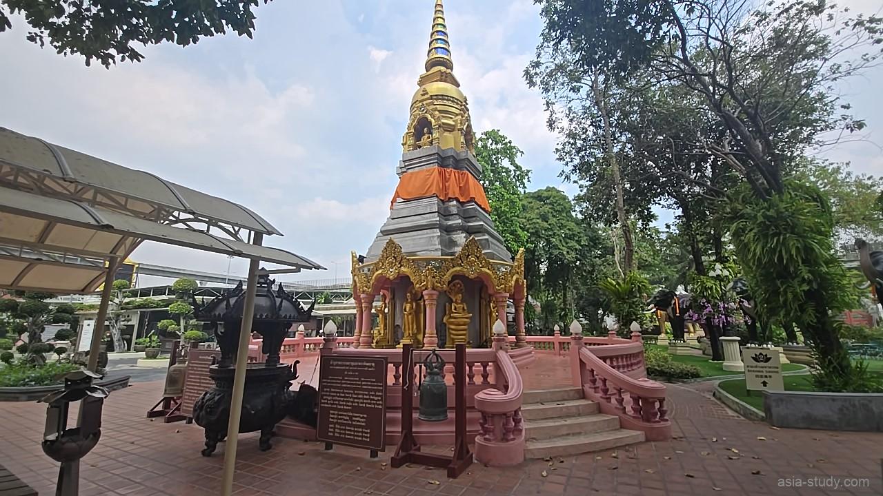 庭園内の小さな仏塔（ピンクの台座と装飾）。プラケット・チュラマニー・チェディ。