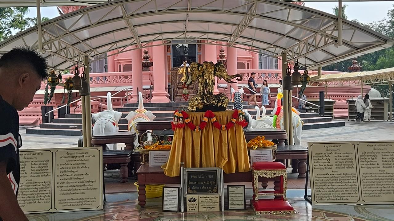 屋外の祭壇スペース（象の像と供物、背後にピンクの建物）