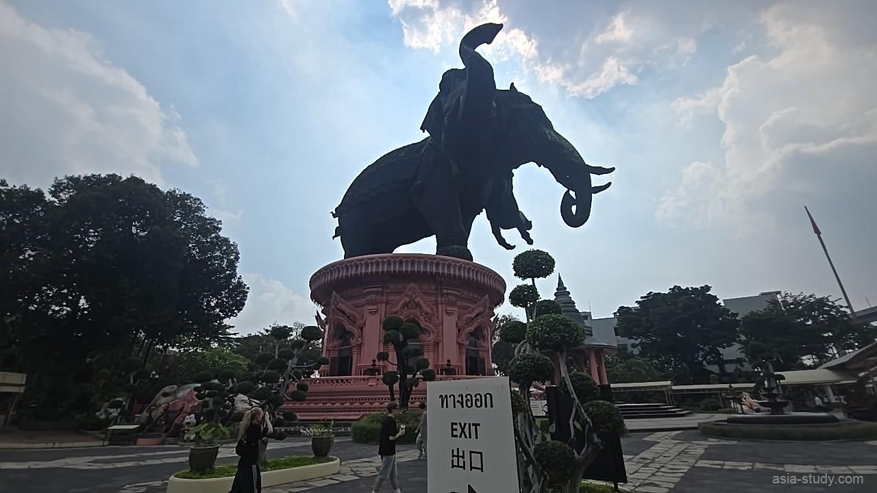 エラワン博物館の外観（ピンクの台座に立つ三頭象と「EXIT」表示）