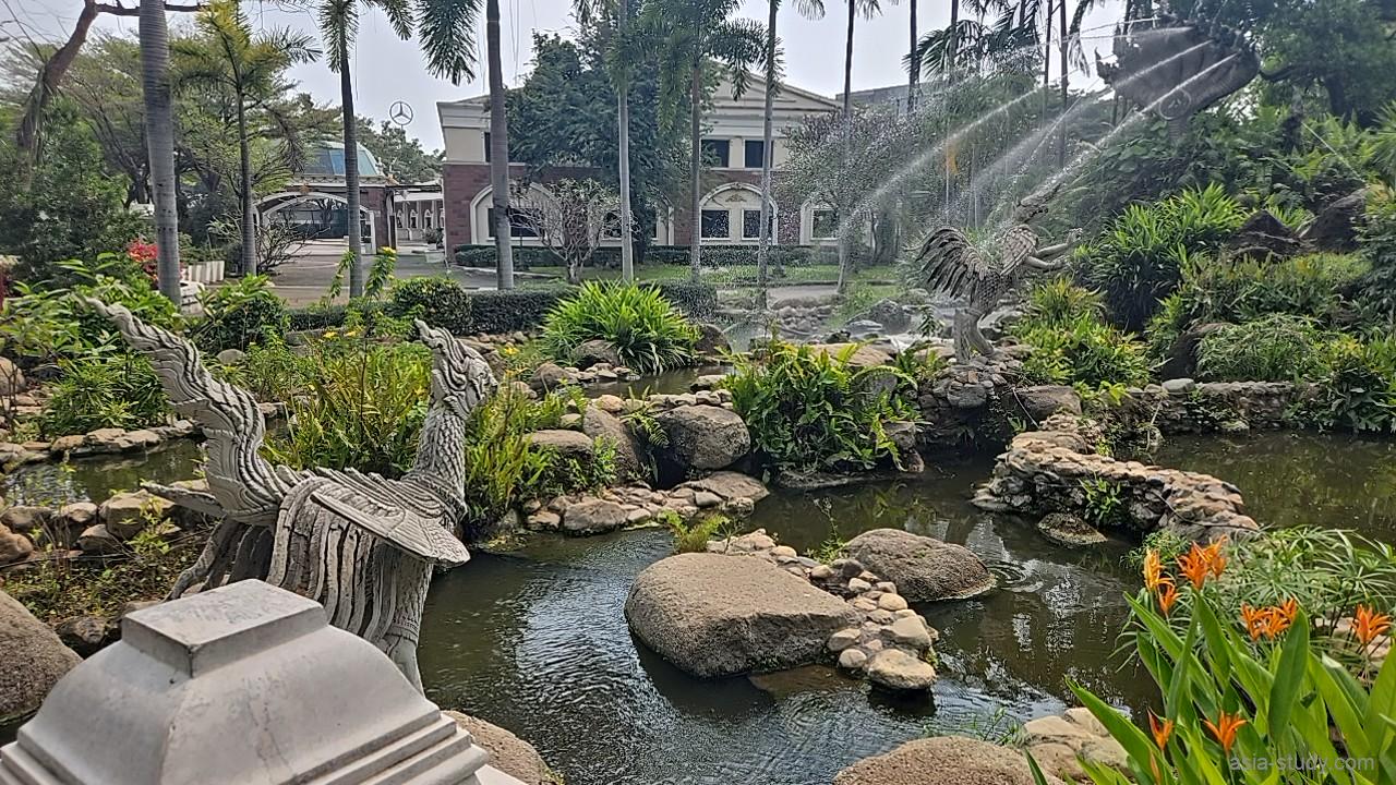 池と庭の景色（噴水と鳥の石像、岩と水路）