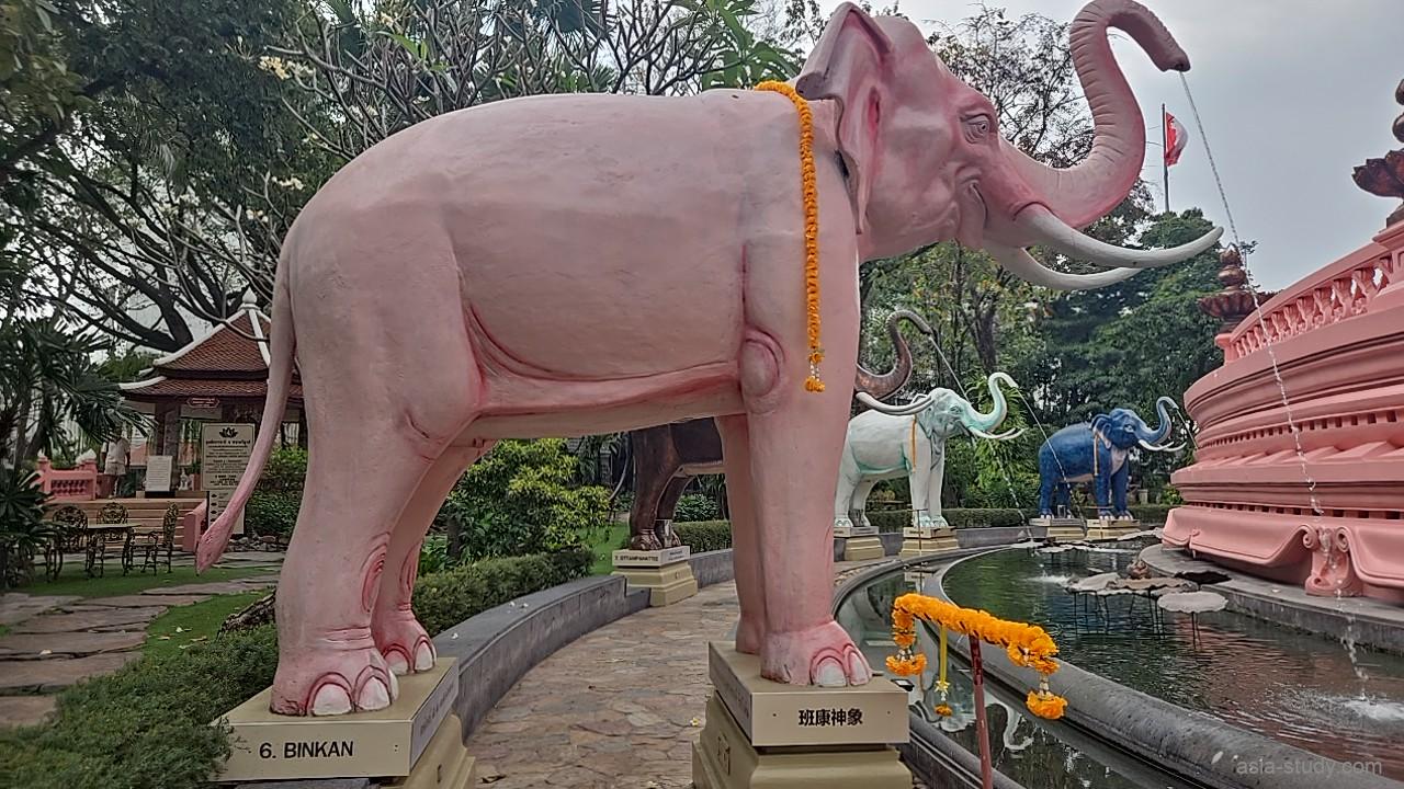 ピンクの象像と水路（「6 BINKAN」表記の台座と噴水）