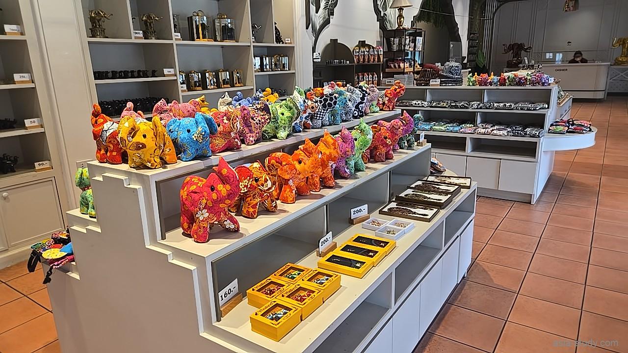 ミュージアムショップの店内（カラフルな象ぬいぐるみが並ぶ棚）