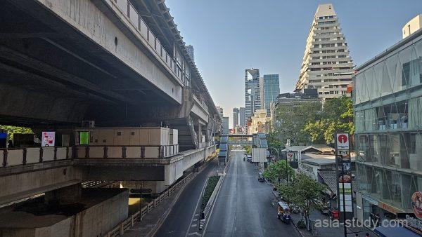 BTS高架下の直線道路と高層ビル群（バンコク・シーロム周辺）