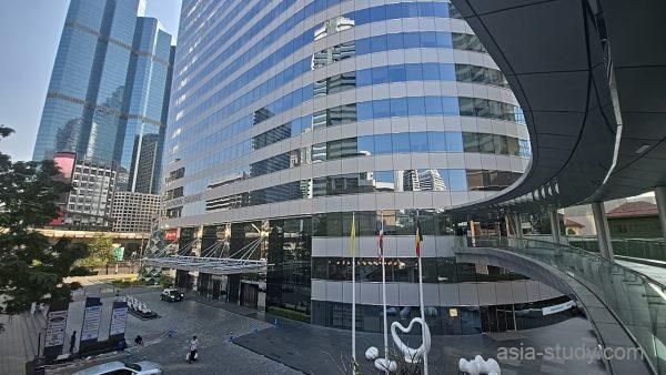 曲面ガラスのオフィスビル外観（Sathorn Square（サトーン・スクエア）周辺）