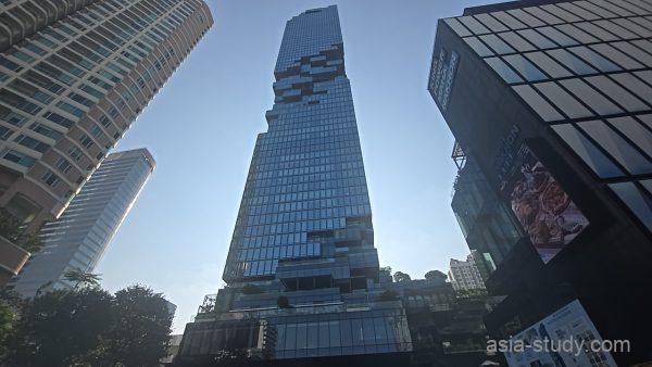 King Power Mahanakhon（キングパワー・マハナコン）を見上げる超高層ビル写真