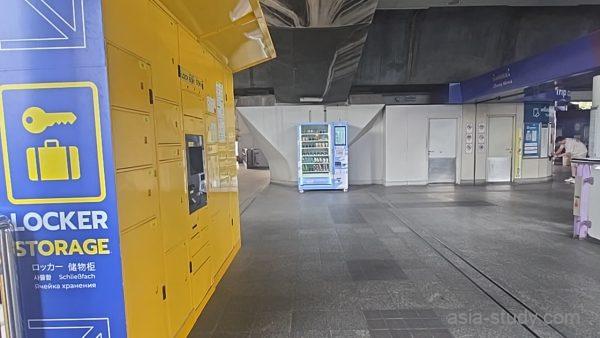 駅構内のコインロッカーエリア（黄色ロッカーと通路の様子）