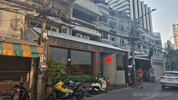 カフェ前のバイクと雑多な電線、バンコク路地の外観
