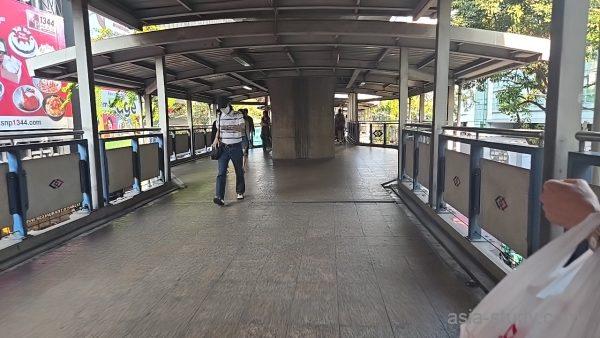 歩道橋の通路（BTS連絡通路の雰囲気が分かる写真）