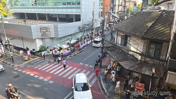 上から見下ろした交差点と人の流れ（シーロム周辺の街角）