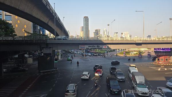 大交差点と「THAI–JAPANESE BRIDGE（タイ・ジャパニーズ・ブリッジ）」標識