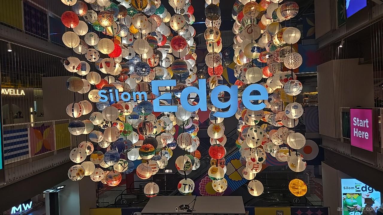 Silom Edge（シーロム・エッジ）の巨大ロゴと吊り下げランタン装飾