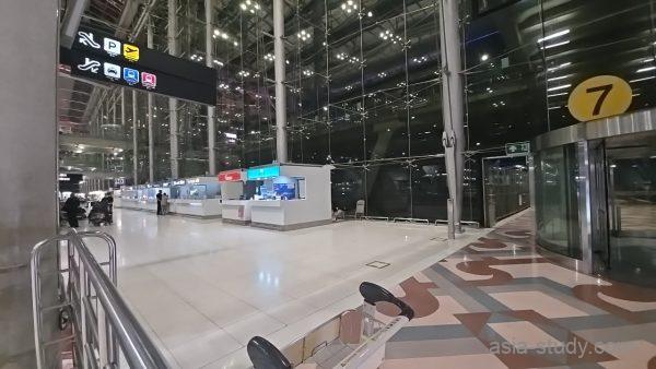 スワンナプーム空港ターミナル内のガラス壁と案内表示（出口7付近）