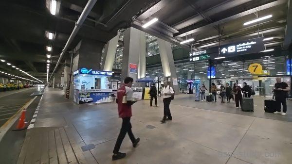 スワンナプーム空港の地上交通エリア（出口7付近）、タクシー・バス案内と乗客