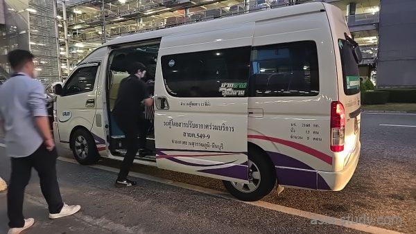 スワンナプーム空港のミニバン、乗車口を開けて乗り込む場面
