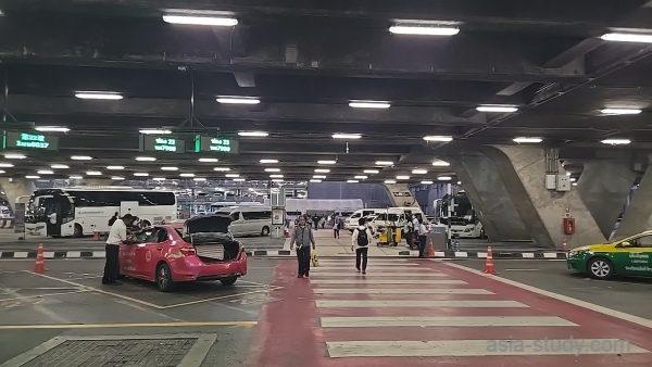 スワンナプーム空港の地上交通エリア、横断歩道とタクシー待機