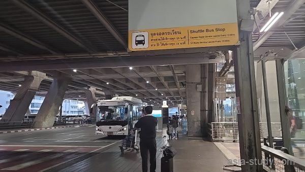 スワンナプーム空港のシャトルバス停留所案内（頭上サインとバスレーン）