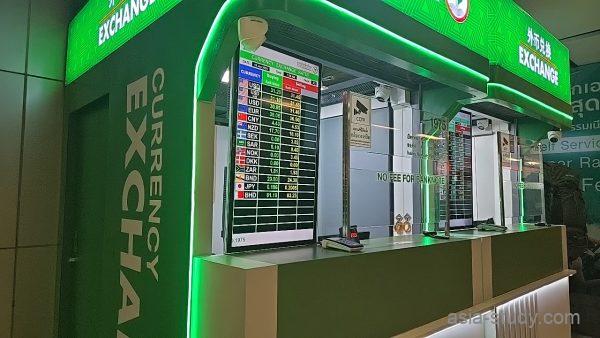 スワンナプーム空港の両替カウンター外観、グリーンの受付とレート表示