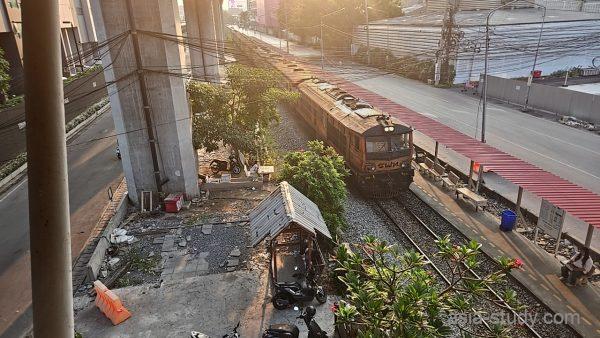 スワンナプーム空港周辺の線路とホーム、夕方の列車俯瞰
