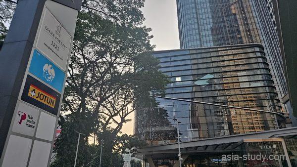 スワンナプーム空港周辺の高層ビルと夕景、街路の看板とガラス建築