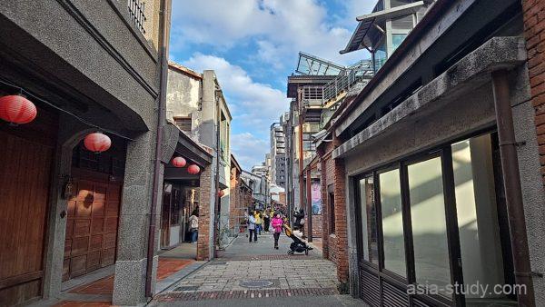 台北・剝皮寮歷史街區の路地風景、赤い提灯が並ぶ石畳の通り