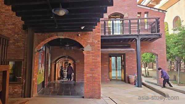 台北・剝皮寮歷史街區の赤レンガ回廊とアーチ、レトロな街並み散策スポット