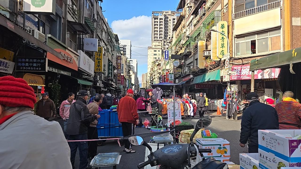 台北・龍山寺近くの路地で開かれる朝のフリーマーケット風景（露店と人混み）