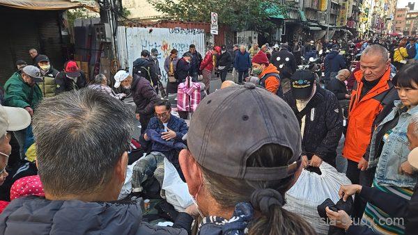 龍山寺横の路上フリマで大勢の人が古着や雑貨を物色している様子（台北）