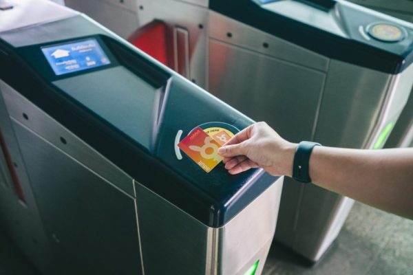 BTS改札の読み取り部にラビットカードをタッチする手元