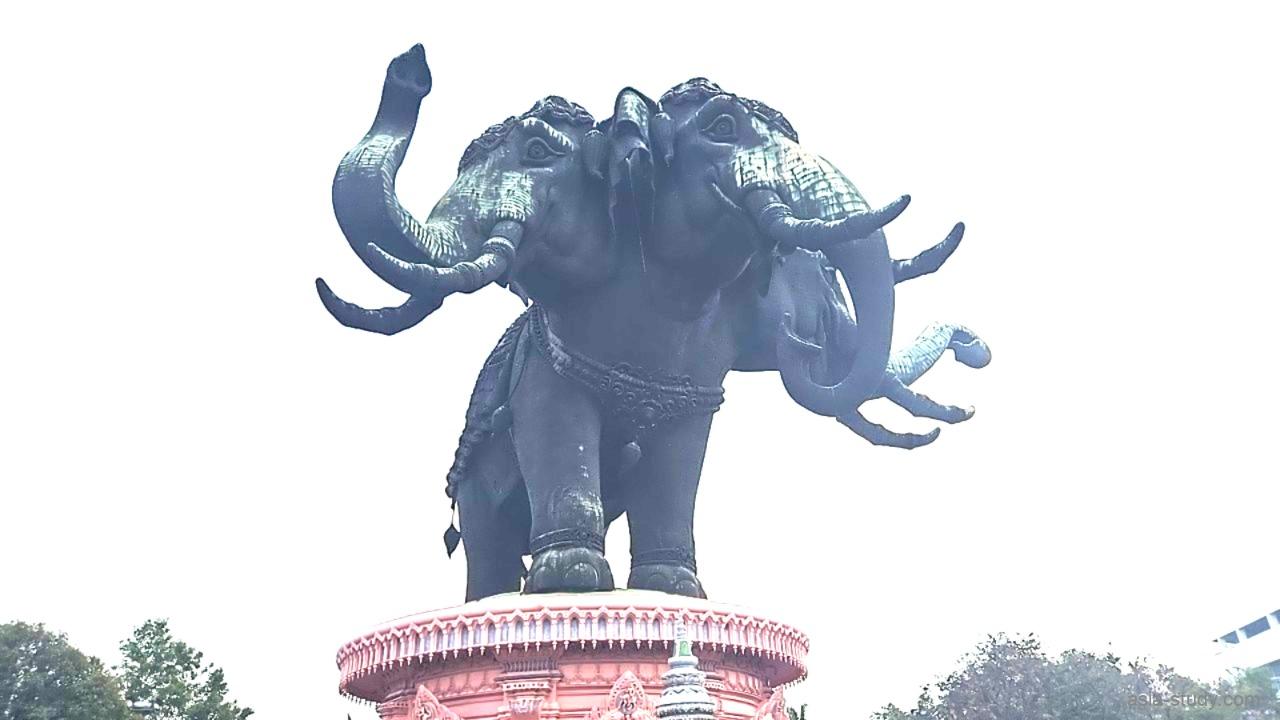 バンコク・エラワン博物館の屋上に立つ三頭の巨大象の像（ピンクの台座の上から見上げた全景）