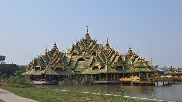 湖に浮かぶ緑屋根のタイ伝統建築（多層屋根の寺院風ホール）