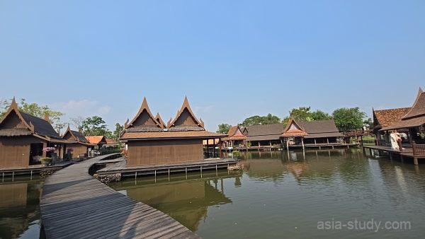 水上マーケットの木道と水上家屋、池に映る建物