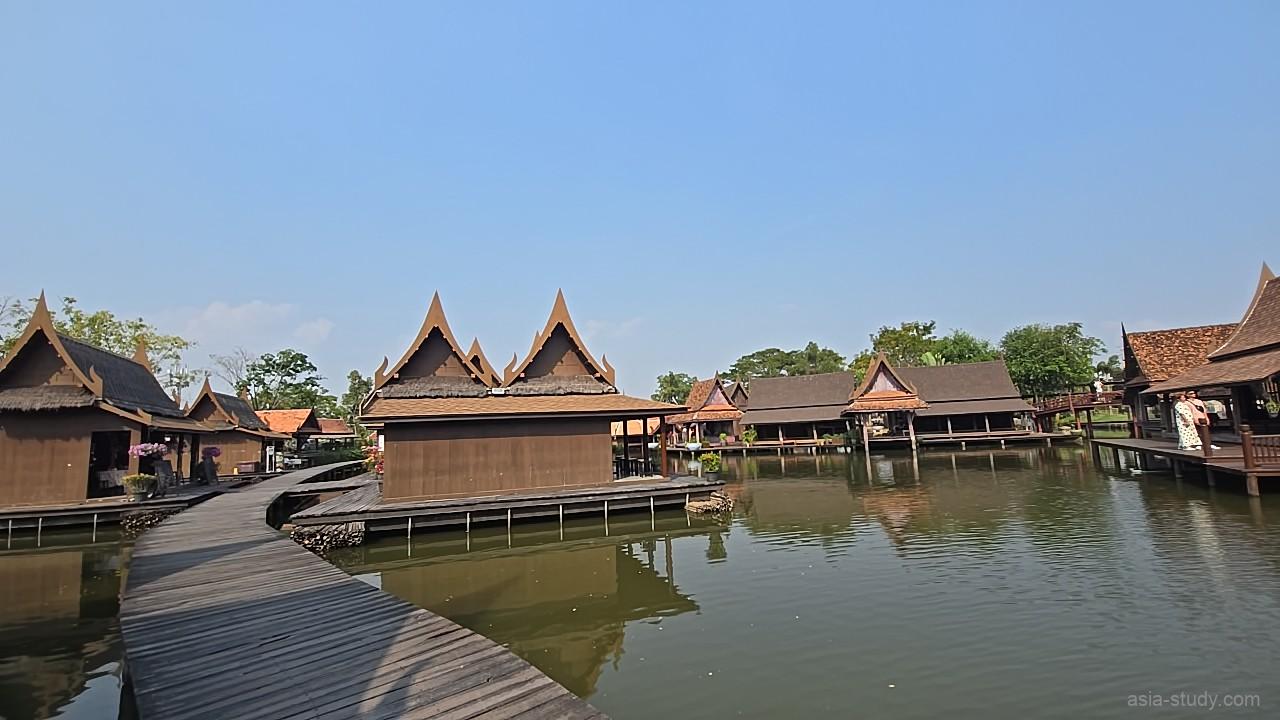 水上マーケットの木道と水上家屋、池に映る建物