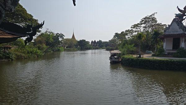 運河の眺めと小舟、遠くに寺院風の建物が見える