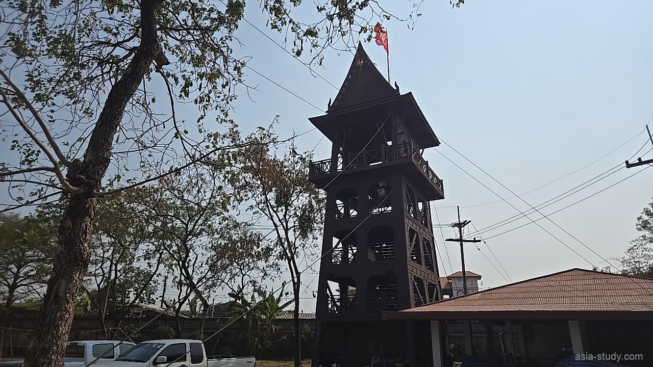 アンシエント・シティの木造見張り塔（旗が立つ高い塔）