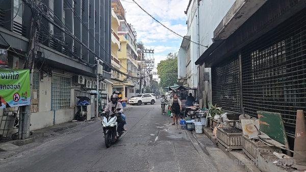 バンコク中心部の路地風景、バイクと屋台がある細い通り