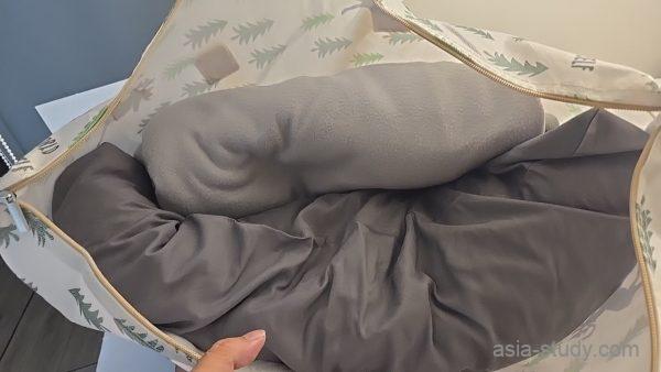 布団一式を収納した袋の中身、枕と掛け布団のセット