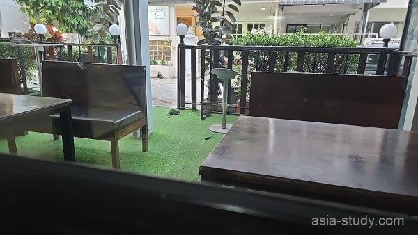 中庭側の屋外席、人工芝のテラスにテーブルと椅子