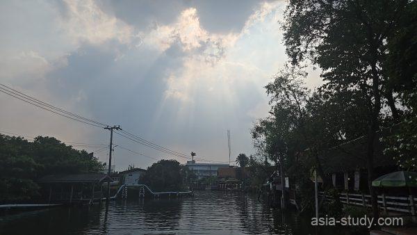 夕方の運河と光芒（雲間から差す光の水路風景）
