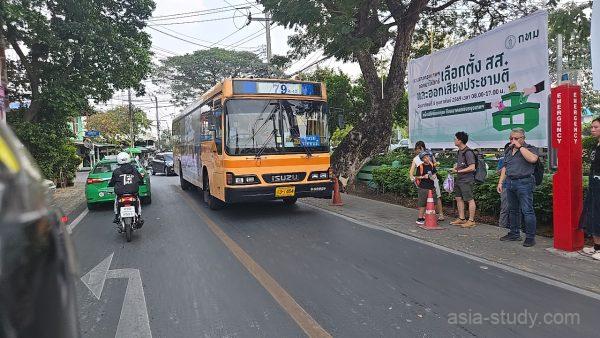 バンコクのタリンチャン水上マーケット行き路線バス（79番）と停留所の風景