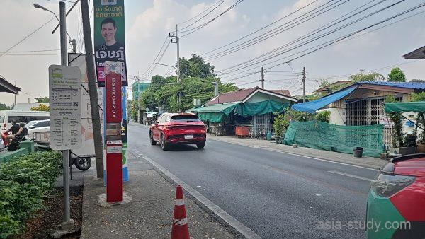 タリンチャン方面BMA Feeder停留所の案内看板と道路の様子