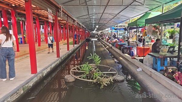 タリンチャン水上マーケットの運河沿い通路と屋台エリア（赤い柱）
