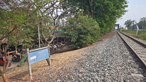 タリンチャン水上マーケット近くの線路沿い風景（鉄道レール）