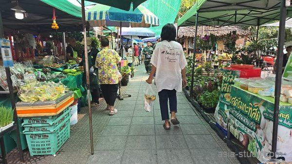タリンチャン水上マーケットの通路屋台と果物・野菜の売り場