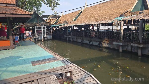 タリンチャン水上マーケットの運河と桟橋、屋根付きの建物