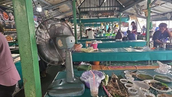 タリンチャン水上マーケットの食事席（扇風機とテーブル、食べ終わった皿）