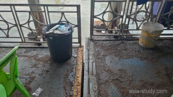 タリンチャン水上マーケットの足元注意ポイント（床の段差とすき間）
