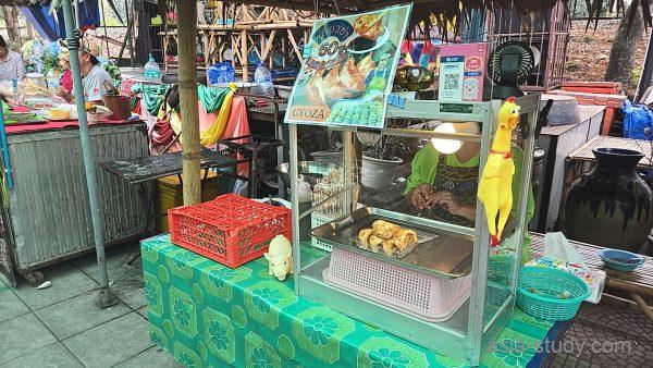 タリンチャン水上マーケットの屋台グルメ（餃子の販売ブース）