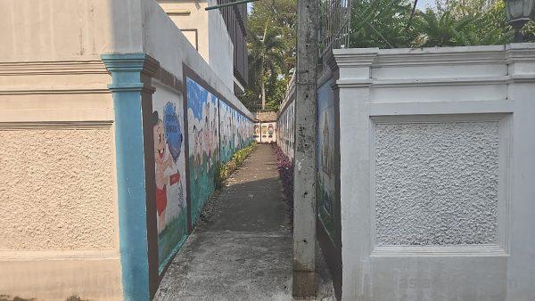 ソンクローン水上マーケットへ向かう細い路地（壁画のある通路）