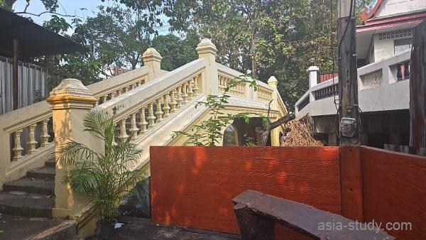 ソンクローン水上マーケット周辺の小さな橋と運河（入口近くの風景）